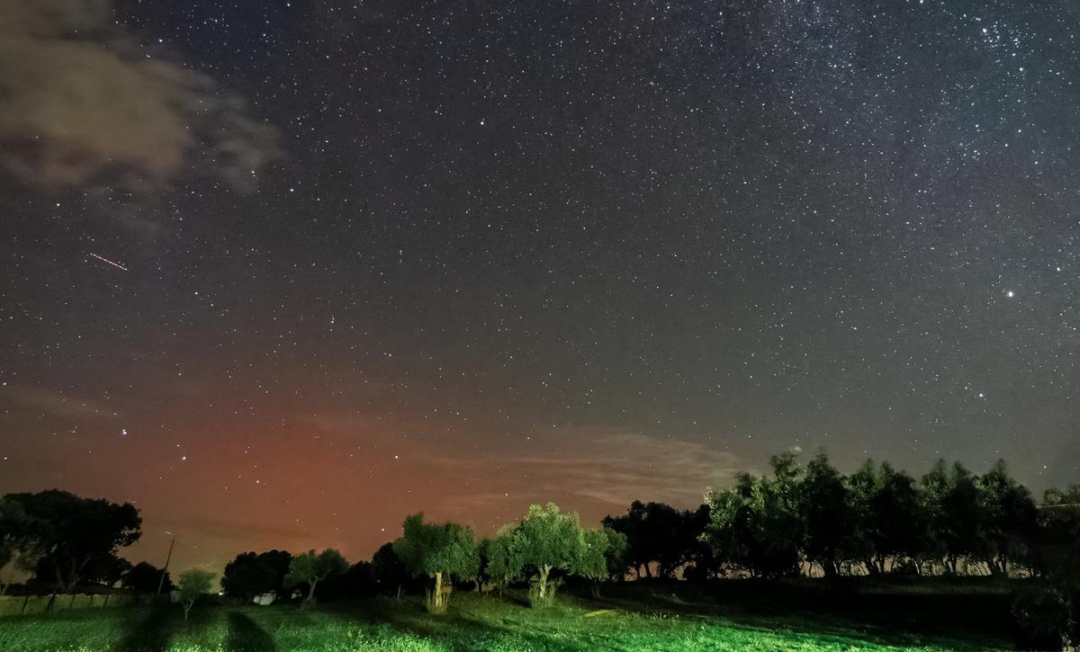 Imagen obtenida desde Cáceres, con una tenue aurora boreal tiñendo el cielo