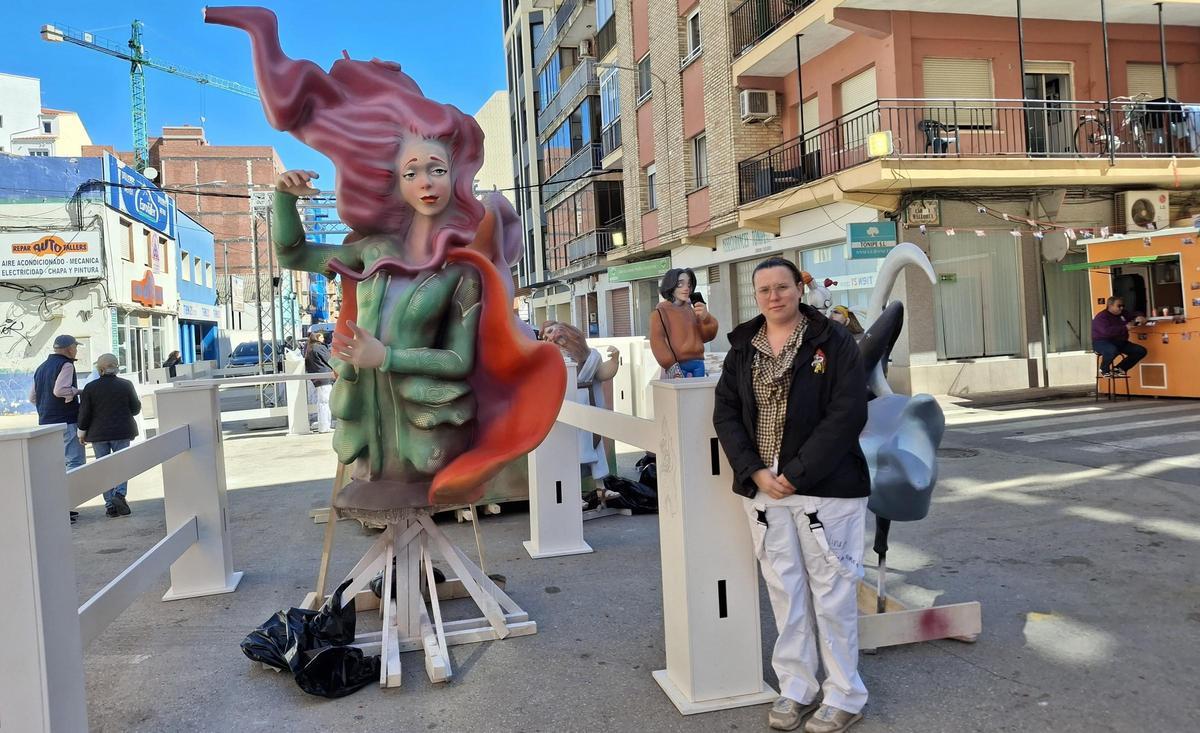 La presidenta junto a los "ninots" este mediodía, antes de que acudiera el artista a plantar la falla