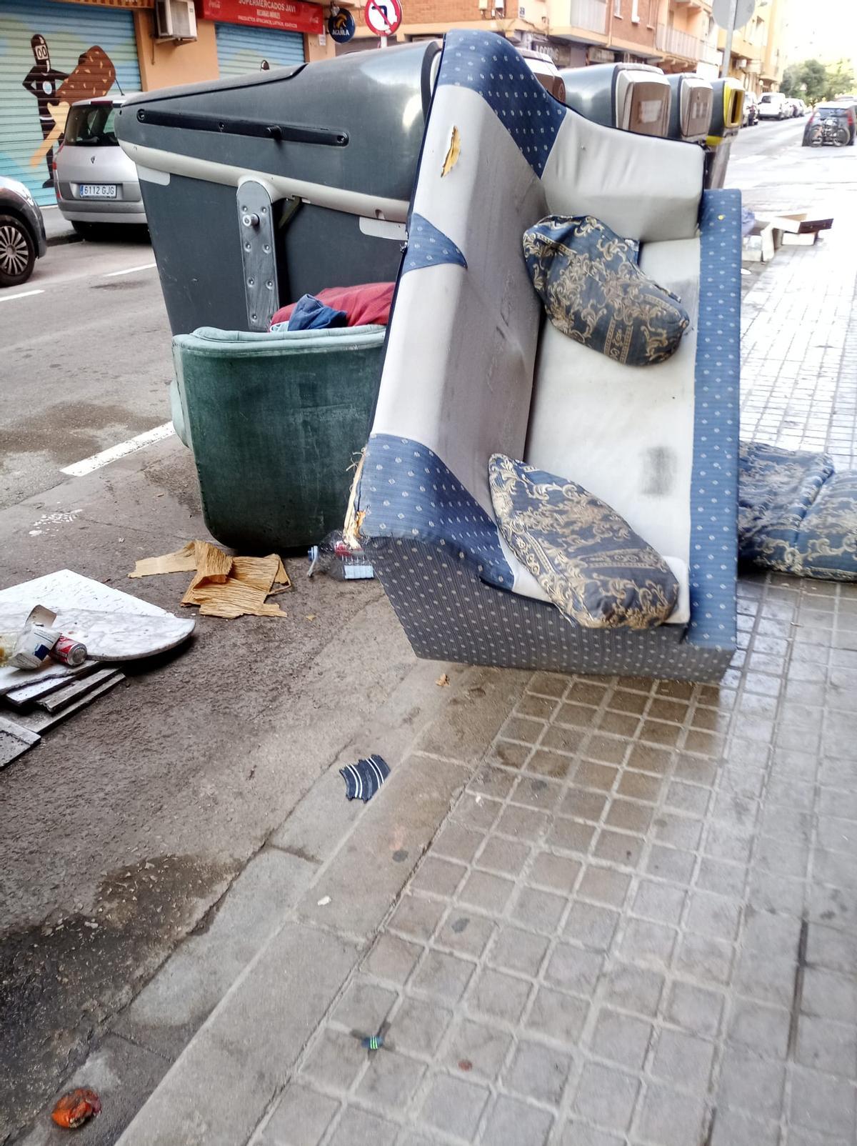 Un sofá abandonado en el barrio de Orriols
