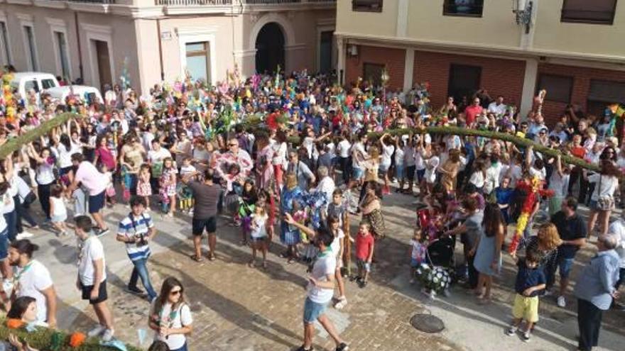 Enguera se llena de colorido y olor a hinojo en San Gil