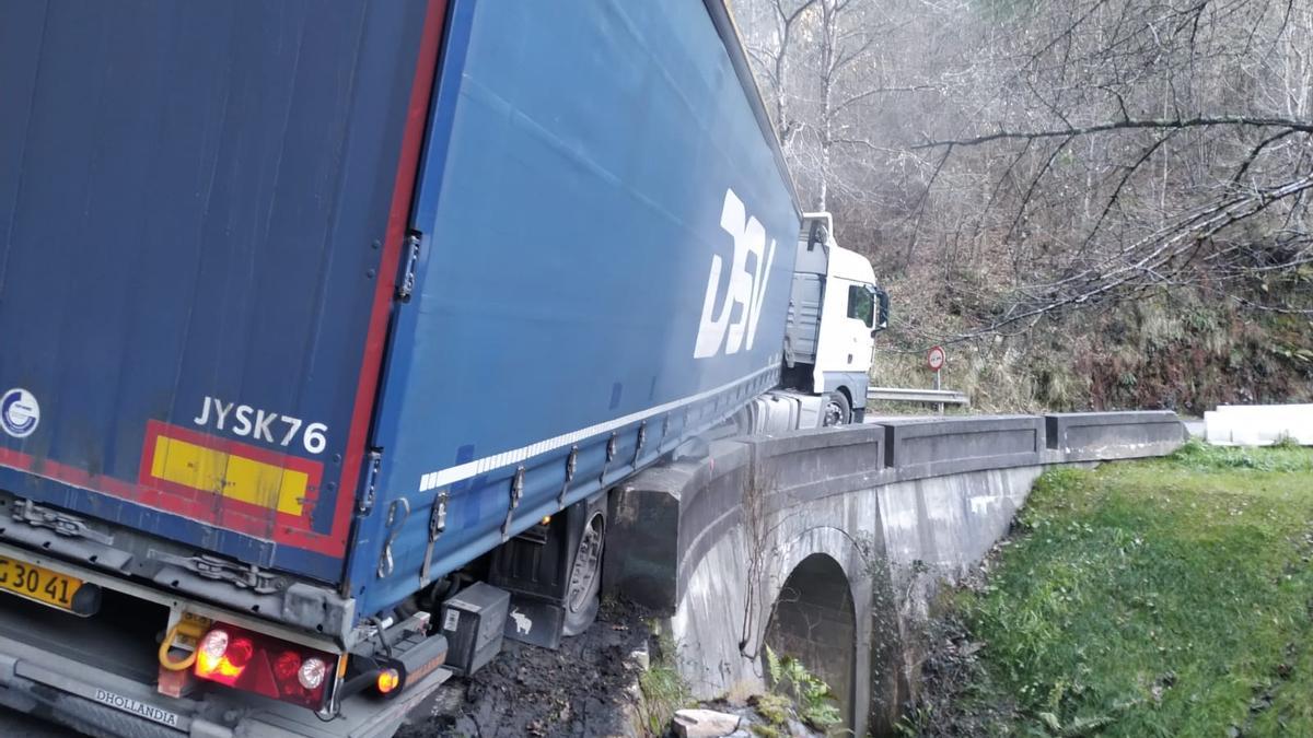 El camión atascado en la carretera AS-219