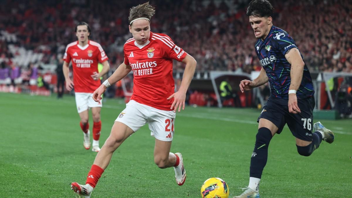 Lisbon (Portugal), 08/02/2025.- Benfica player Andreas Schjelderup (L) in action against Moreirense player Dinis Pinto (R) during the Portuguese First League soccer match at Luz Stadium in Lisbon, Portugal, 8 February 2025. (Lisboa) EFE/EPA/MANUEL DE ALMEIDA
