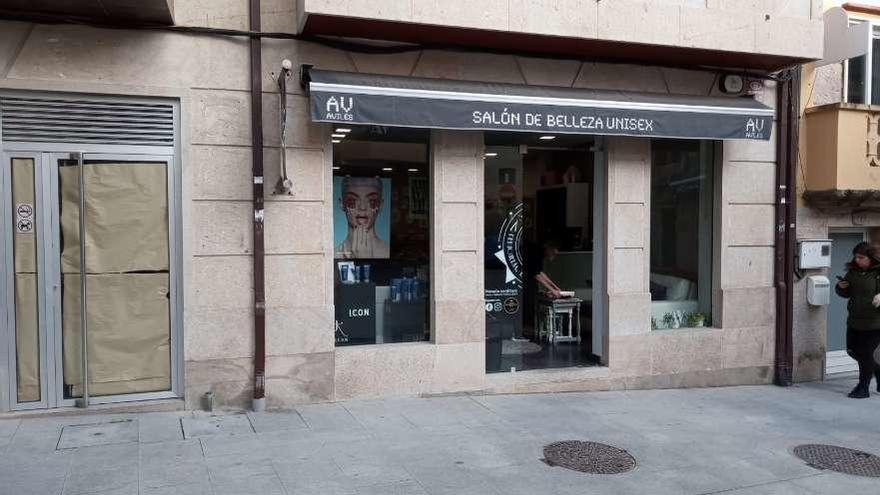 Los ladrones rompieron el cristal de la peluquería, que fue respuesto por la mañana. // Santos Álvarez