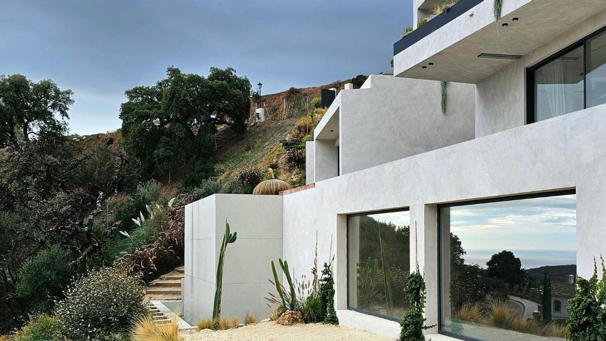 Casa Jaguar está integrada en la montaña, en tres niveles.