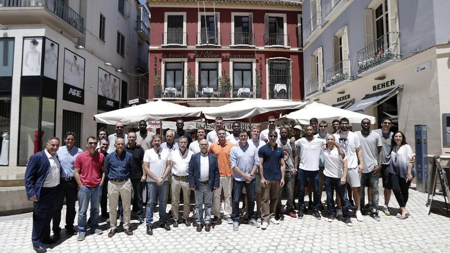 La plantilla al completo del Unicaja, el staff técnico, los médicos y otros representantes del club de Los Guindos, junto al presidente, Eduardo García, y el vicepresidente, Juan José Navarro, celebraron ayer una comida de despedida de la temporada, previa al inicio de las vacaciones que muchos jugadores empezarán hoy mismo. El almuerzo fin de «curso» se realizó en el Restaurante Reserva del Olivo, en el centro de la ciudad. Hubo muy buen ambiente y deseos de que la próxima temporada sea parecida a la que acaba de finalizar. unicajab/fotopress