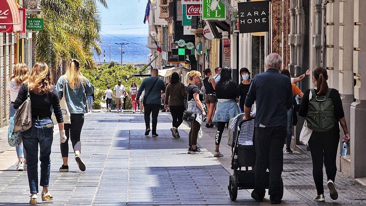 Varias personas pasean por la calle Castillo.