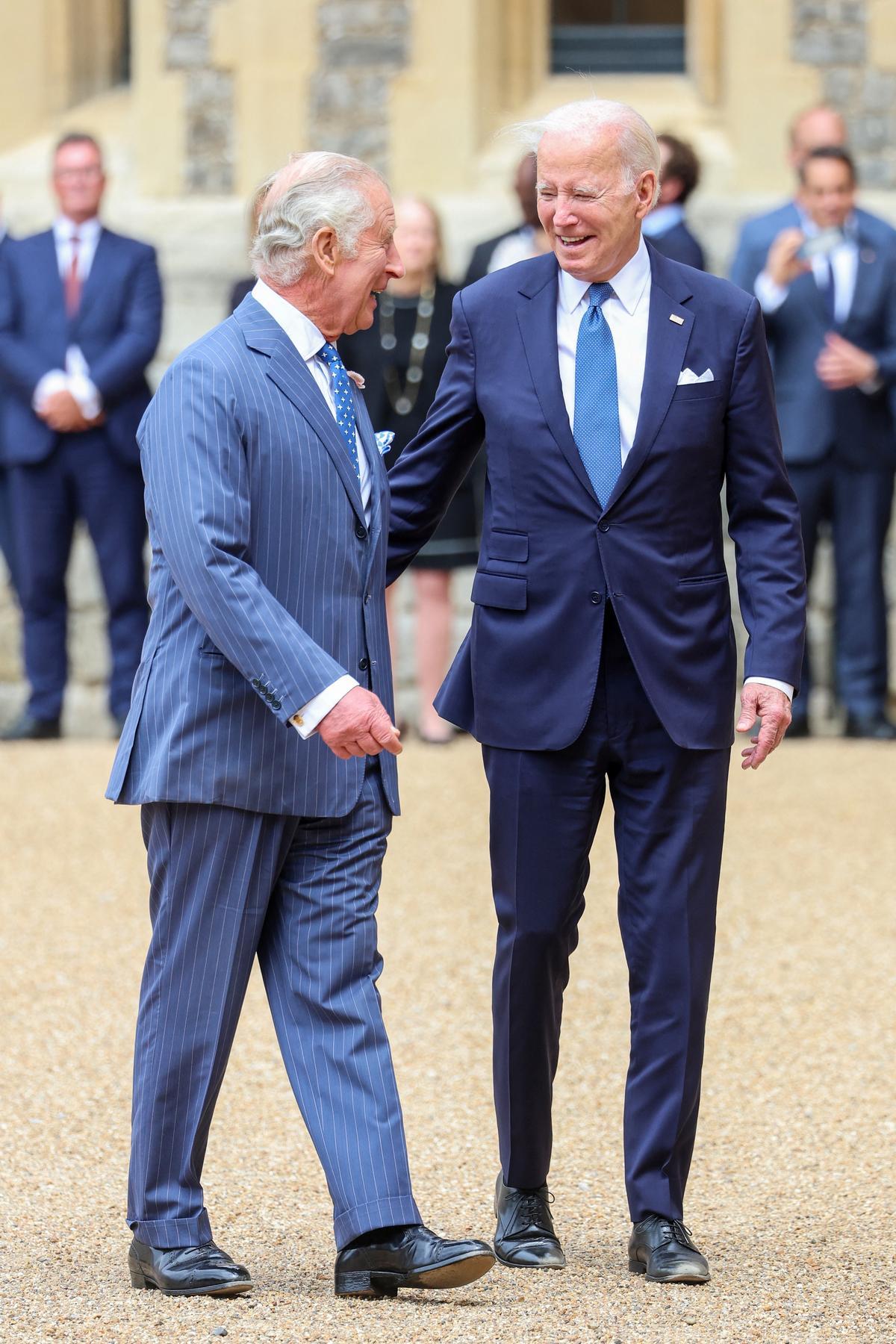 El presidente de los Estados Unidos, Joe Biden, es recibido por el rey Carlos III de Gran Bretaña durante una ceremonia de bienvenida en el Castillo de Windsor