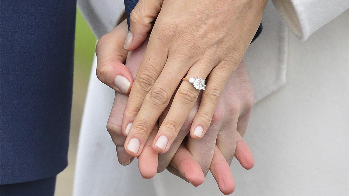 lmmarco41103117 meghan markle wears her engagement ring as she poses with br171127170715