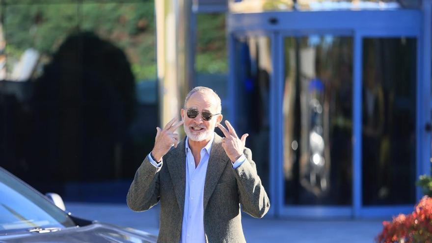 Felipe VI abandona Oviedo tras operarse de cataratas: "Tengo que llevar las gafas un par de días, pero estoy bien"