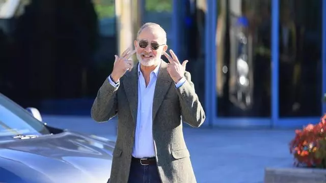 Felipe VI abandona Oviedo tras operarse de cataratas: "Tengo que llevar las gafas un par de días, pero estoy bien"