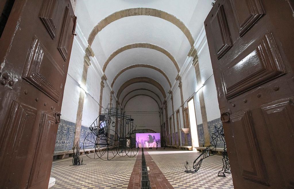 Otro detalle de la obra 'Miles, 2021' de la artista Julie Béna.