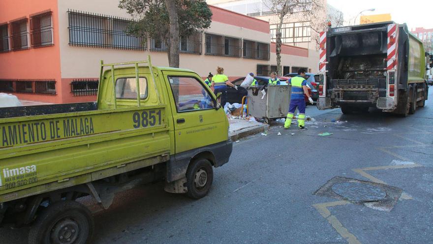 Los camiones y vehículos de recogida de Limasa reflejan su antigüedad.