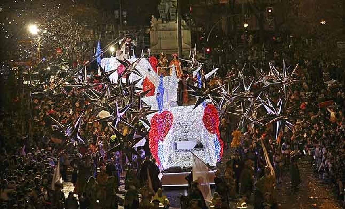 La carrossa del rei Gaspar, durant la Cavalcada de Reis de Madrid, que aquest any va rendir homenatge a la gent gran.