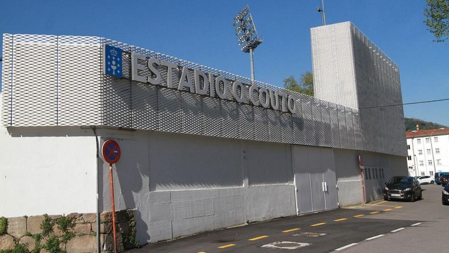 Malos acabados y materiales: la obra del estadio de O Couto no convence al PSOE
