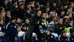 Unai Emery alienta a sus jugadores del Aston Villa tras conseguir el gol en uno de sus partidos de la Premier League