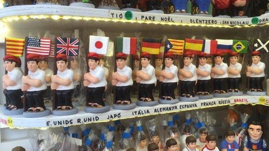 Diversos caganers amb banderes internacionals.