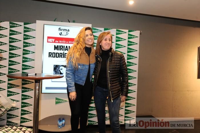 Miriam Rodríguez firma discos en El Corte Inglés