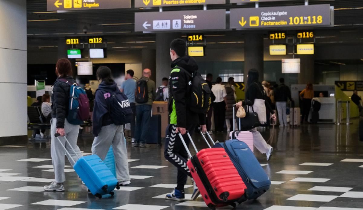 Viajeros en la zona de facturación del Aeropuerto de Gran Canaria.