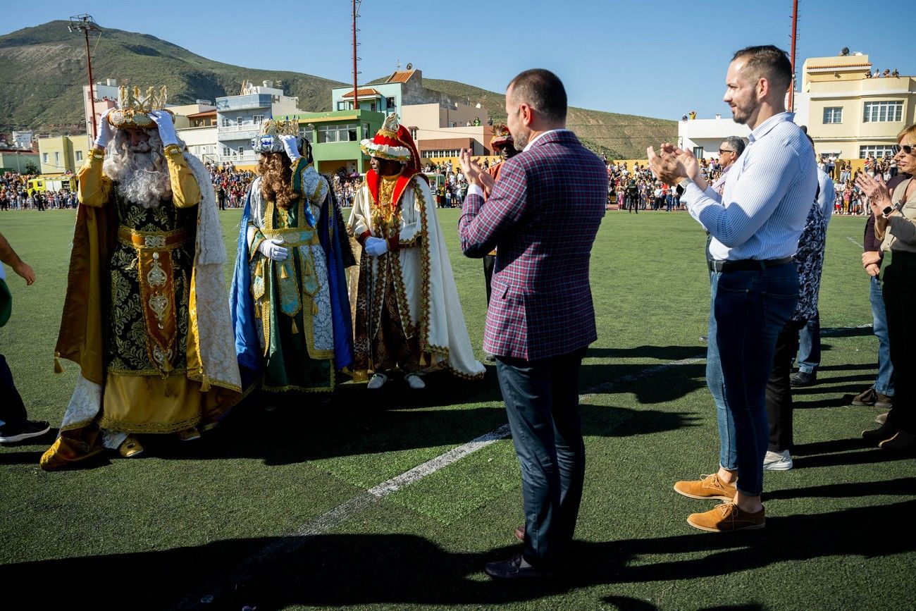 Miles de personas llenan de ilusión el Estadio de Barrial en la llegada de los Reyes Magos