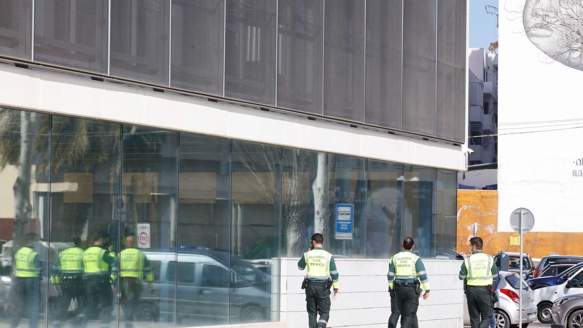 Un grupo de guardias civiles frente a la sede judicial de Ibiza.