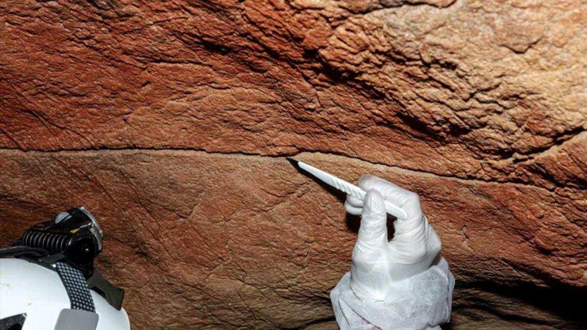 Muestreo de pigmentos en una figura de arte rupestre claviforme en Tebellín, España.