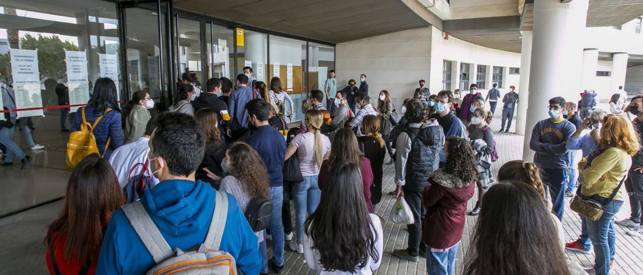 Alumnos realizan un examen en la Universidad Miguel Hernández de Elche. | ANTONIO AMORÓS