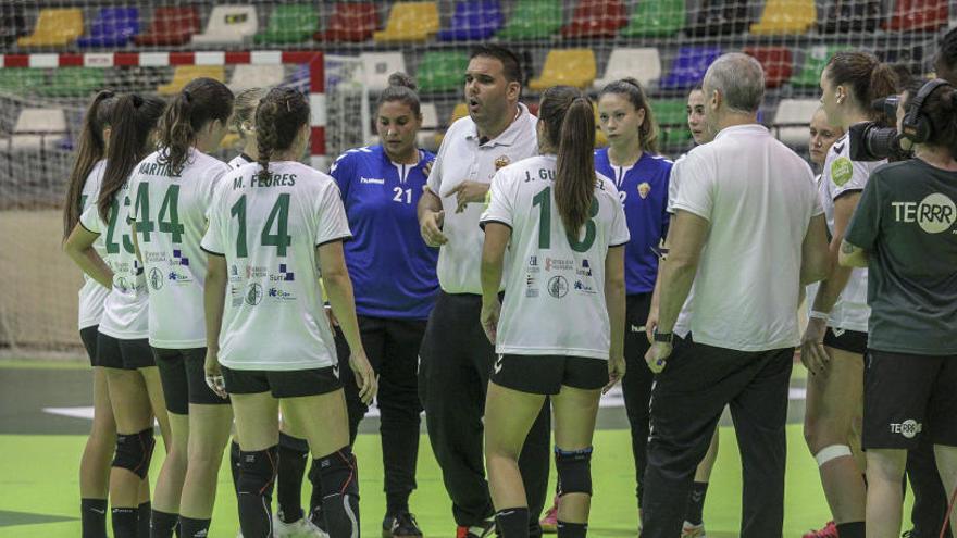 Joaquín Rocamora dando instrucciones a sus jugadoras