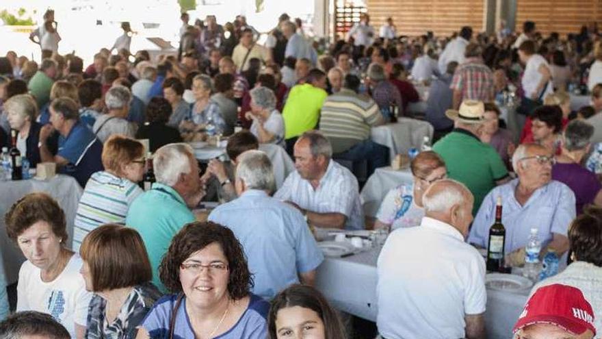 Aspecto del encuentro de vecinal en el Campo da Feira. // I. Osorio