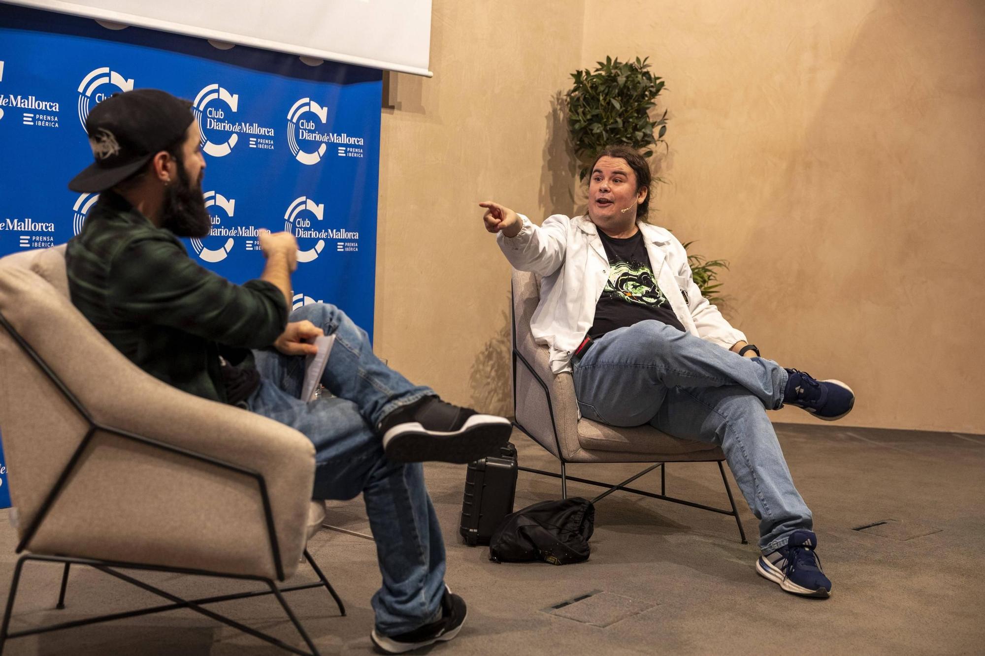 FOTOS | El Físico Barbudo entrevistó al divulgador tras el canal Ponte Bata en un encuentro en Diario de Mallorca