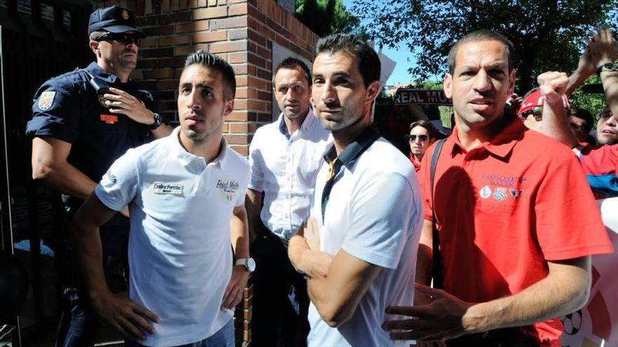 Dani Toribio, José Manuel Aira, Miguel Albiol y Acciari, ayer a las puertas de la Liga de Fútbol Profesional.