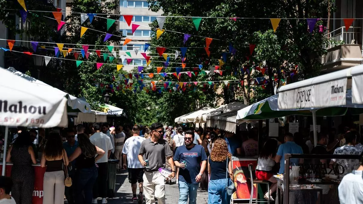 La Feria de Día desafía al calor y toma las calles del centro de Cáceres: "El plan es estar hasta que el cuerpo aguante"