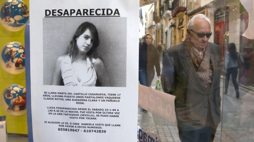 Desaparición. Los carteles con la fotografía de la joven comienzan a circular ya por toda Sevilla.