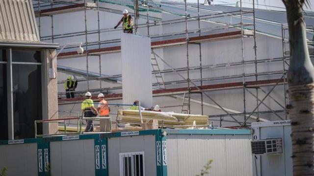 Varios operarios trabajan en unas obras en el aeropuerto Tenerife Sur. | |