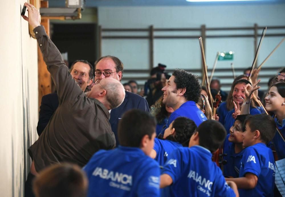 Gustavo Dudamel, con 200 niños músicos de A Coruña