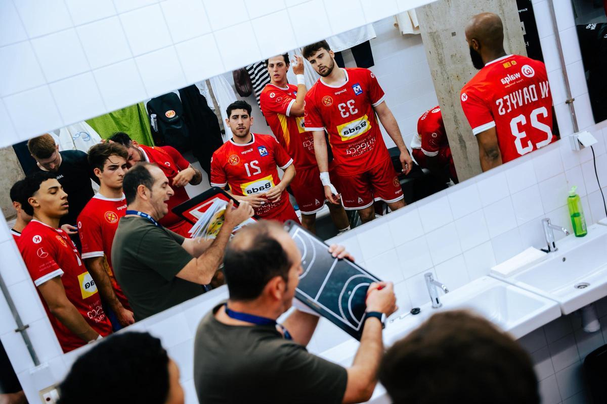 José Nolasco se dirige a su jugadores dentro del vesttuario.