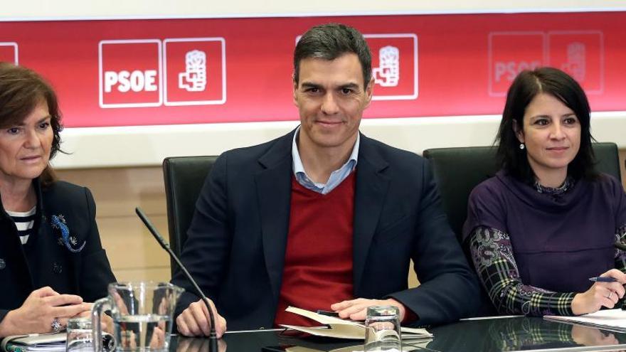 Pedro Sánchez junto a Carmen Calvo (i) y Adriana Lastra (d).