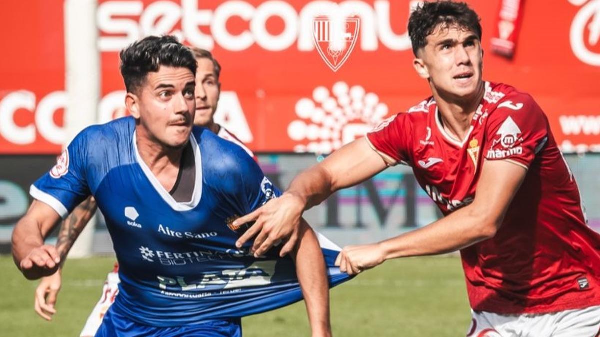 Goyo Medina, del CD Teruel, disputa un balón por alto con un jugador del Real Murcia.