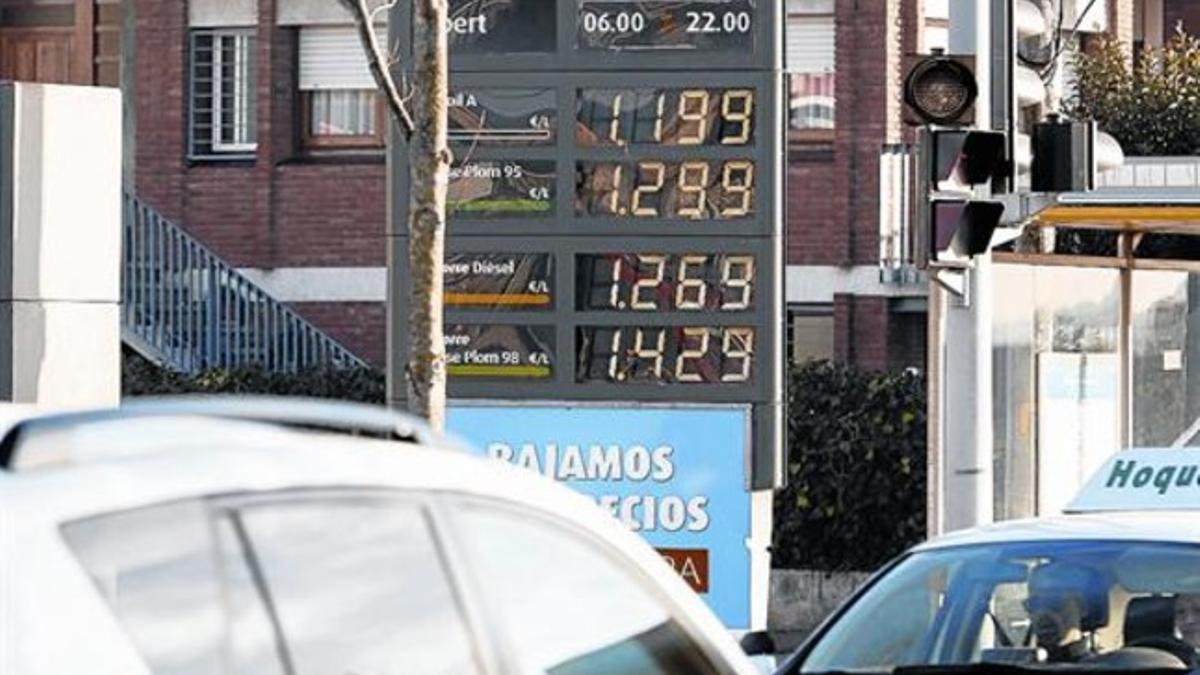 Una gasolinera de Barcelona muestra los precios de los carburantes.