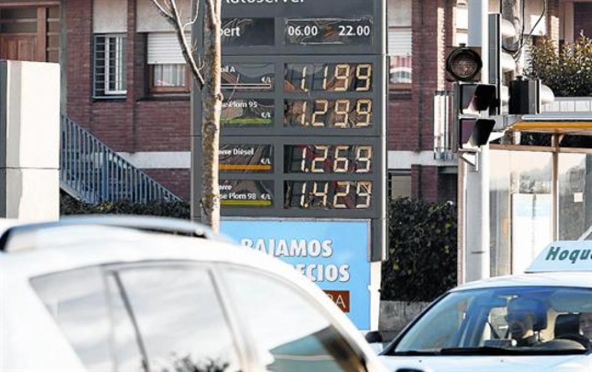 Una gasolinerade Barcelona mostra els preus dels carburants.