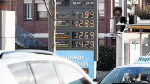 Una gasolinerade Barcelona mostra els preus dels carburants.