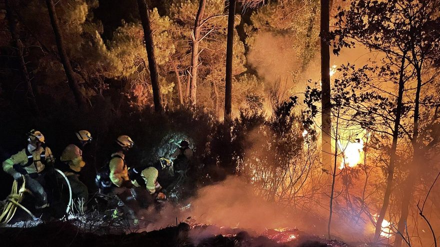 El viento y la complejidad del terreno dificultan la extinción del incendio en Sierra Bermeja