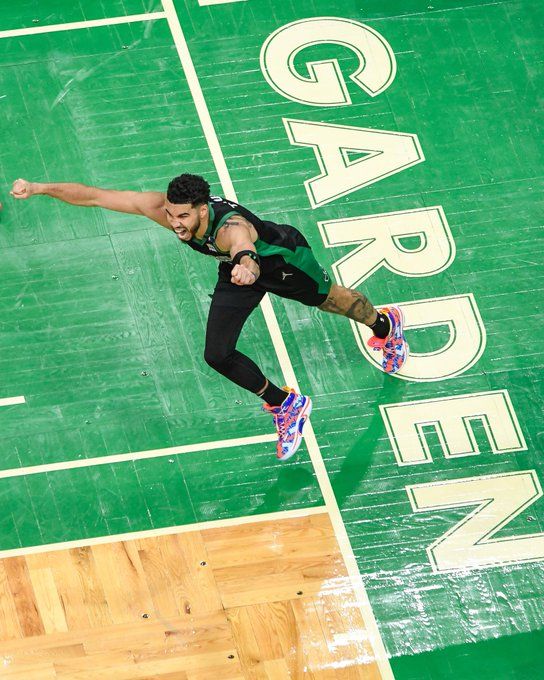 Jayson Tatum celebra la victoria de los Boston Celtics