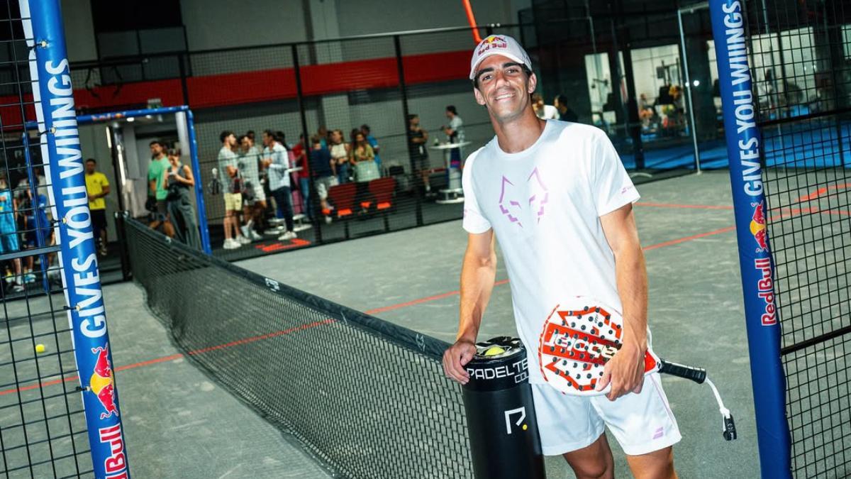 Lebrón posa en la puerta de la pista El Lobo el día de su inauguración