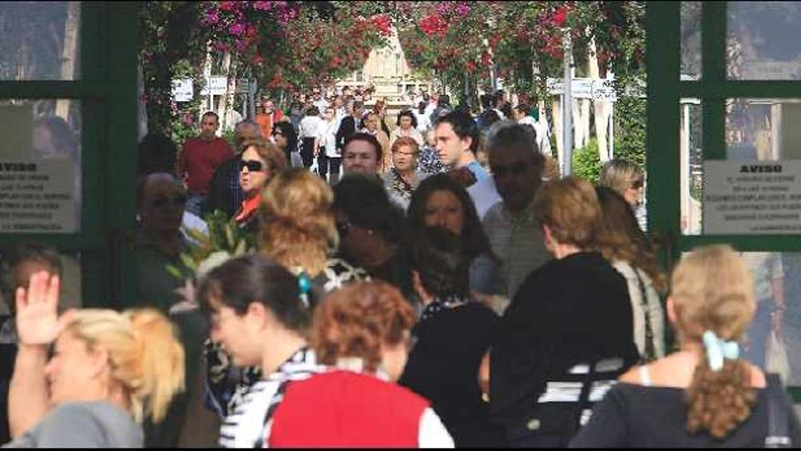 Aspecto que 

ofrecía a media mañana de ayer la entrada principal del cementerio municipal de Alicante, que registró una gran afluencia toda la jornada