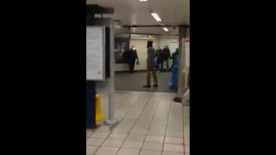 Graban con el móvil la detención del sospechoso en el metro de Londres