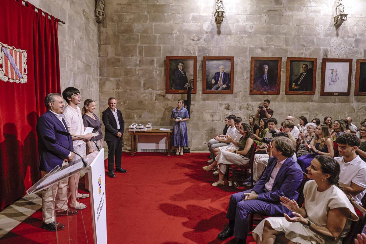 FOTOS | Prohens y Vera blindan la «cultura del esfuerzo» frente a una LOMLOE «fallida» al premiar a los mejores alumnos de la PBAU 2026