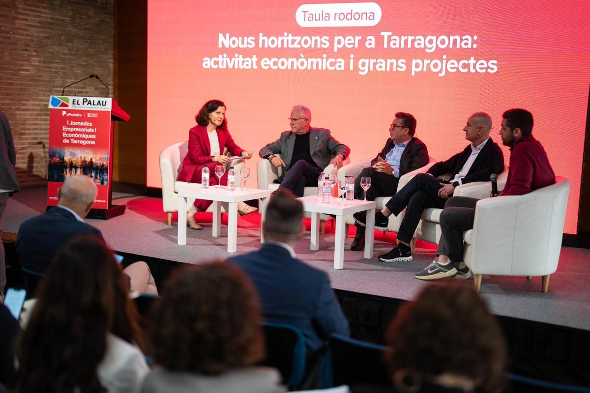 Mesa redonda 'Nuevos horizontes para Tarragona: actividad económica y grandes proyectos', con la participación de Pere Granados, alcalde de Salou; Antoni Vallès-Novel, director de desarrollo de negocios y director comercial en el Institut Català de Finances (ICF); Fernando Aldecoa, CEO de PortAventura, y Joan Simó, director general de Agràries y responsable de la división Agriculture de Grup Ametller Origen. El acto está moderado por Gemma Martínez, directora adjunta de EL PERIÓDICO.