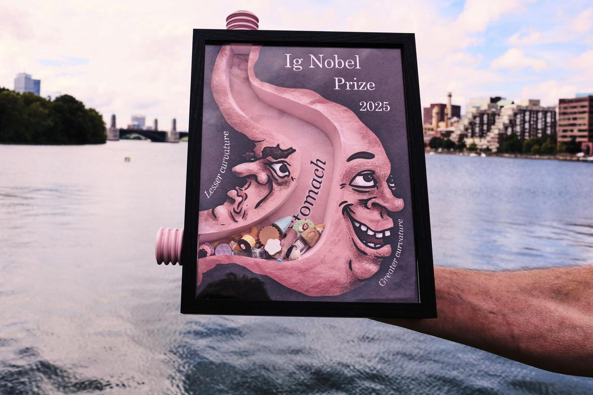 Uno de los premios entregados este año de 2025 a los Ig Nobel.