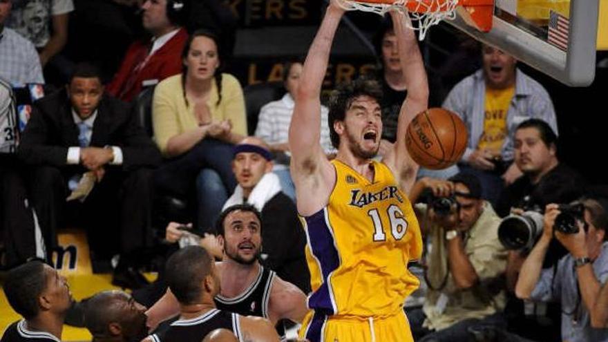 El español Pau Gasol de los Ángeles Lakers se levanta hacia la cesta con la marca de Tim Duncan de los Spurs de San Antonio durante el tercer cuarto del juego cinco de las finales de la conferencia oeste de la NBA que se disputó ayer, 29 de mayo de 2008, en el Staples Center de Los Ángeles, California (EE.UU.).