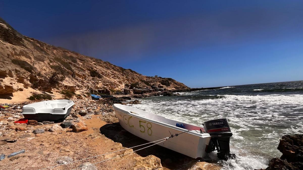 Imagen de una patera llegada a la zona de s’Estufador, en Formentera